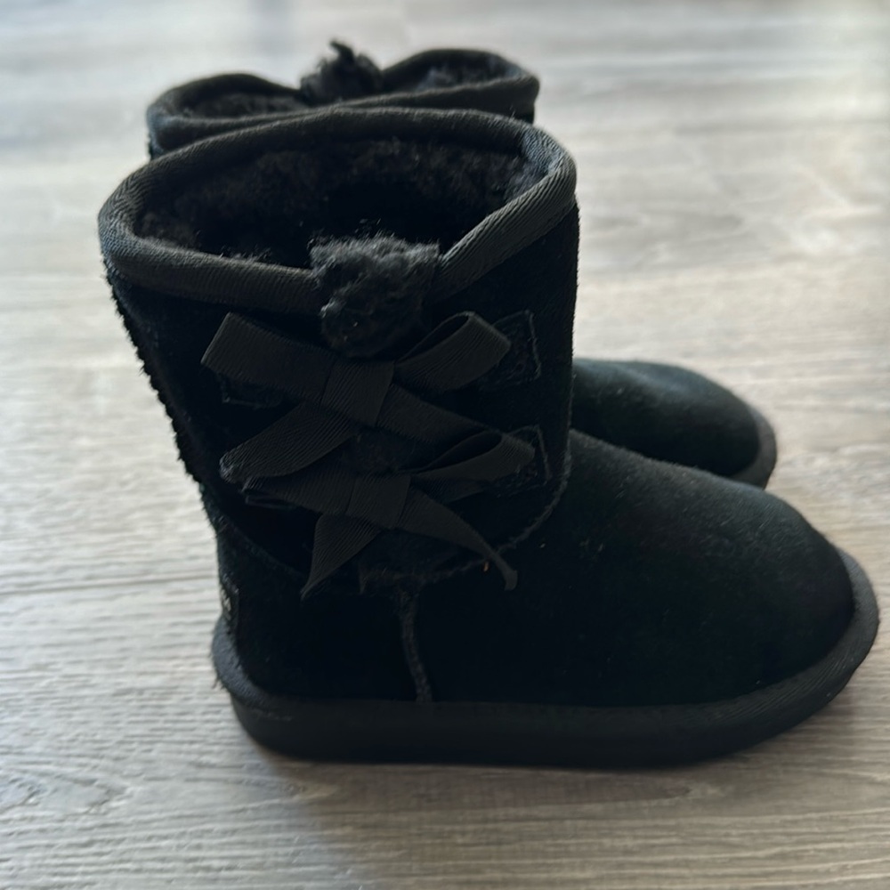 Iike-new girls black UGGS ( koolaburra)
